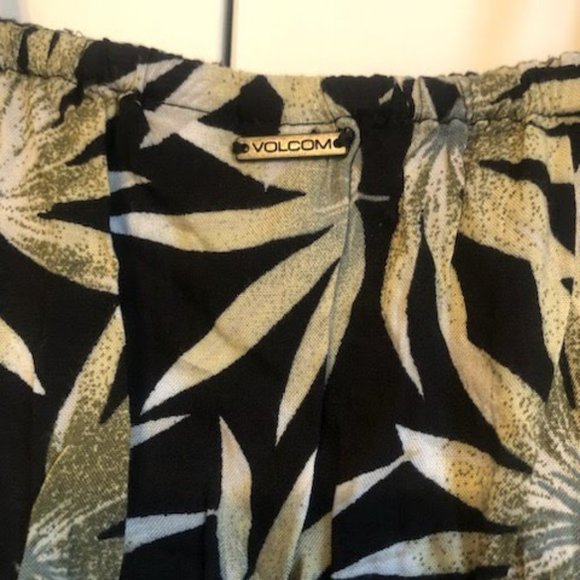 NWT VOLCOM Coco Ho Smocked Crop Cami Sleeveless Top Black Palm Leaves S - Picture 5 of 7